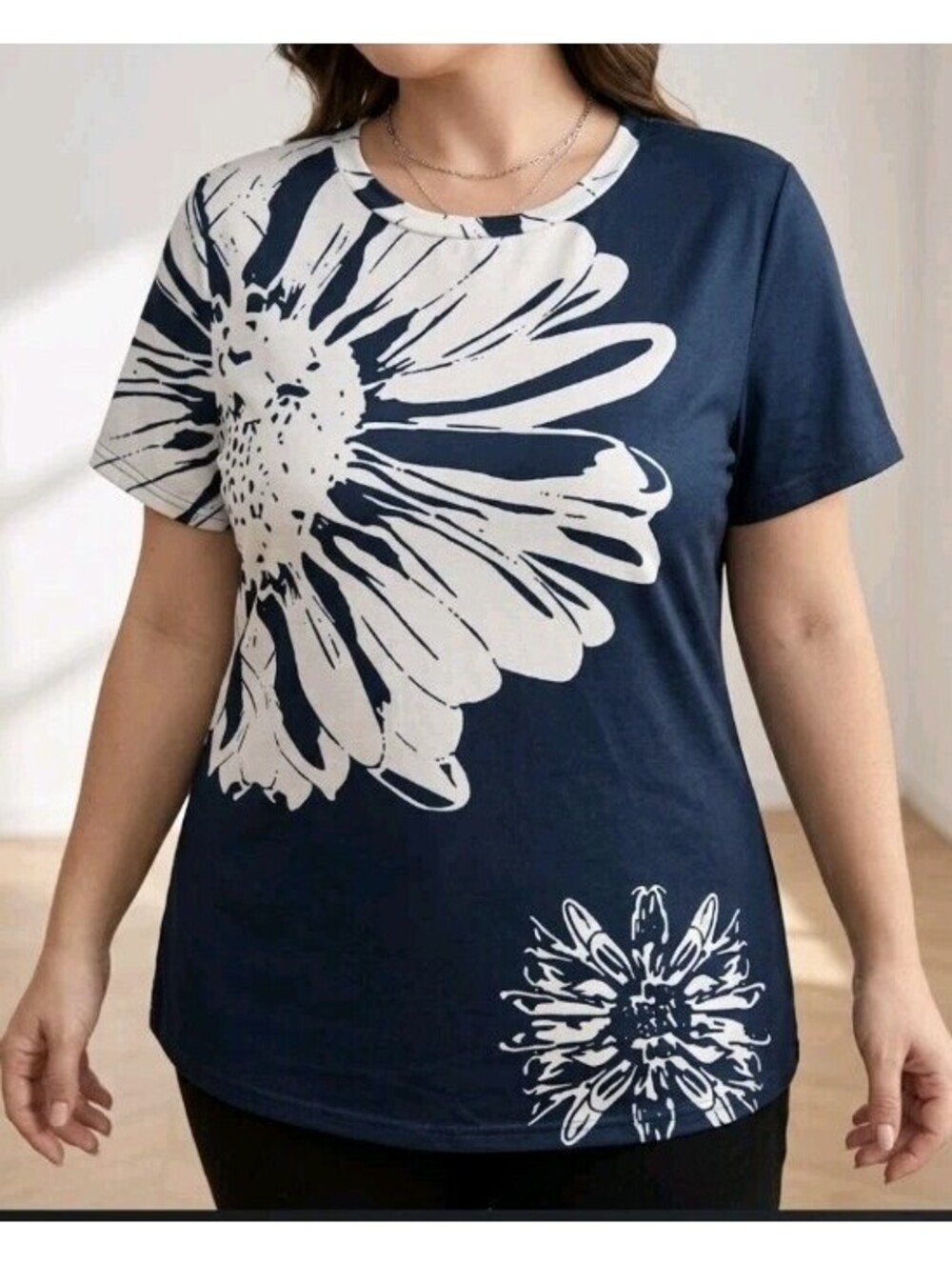 SHEIN Women’s Floral T-Shirt Large Blue White Daisy Graphic Short Sleeve Top